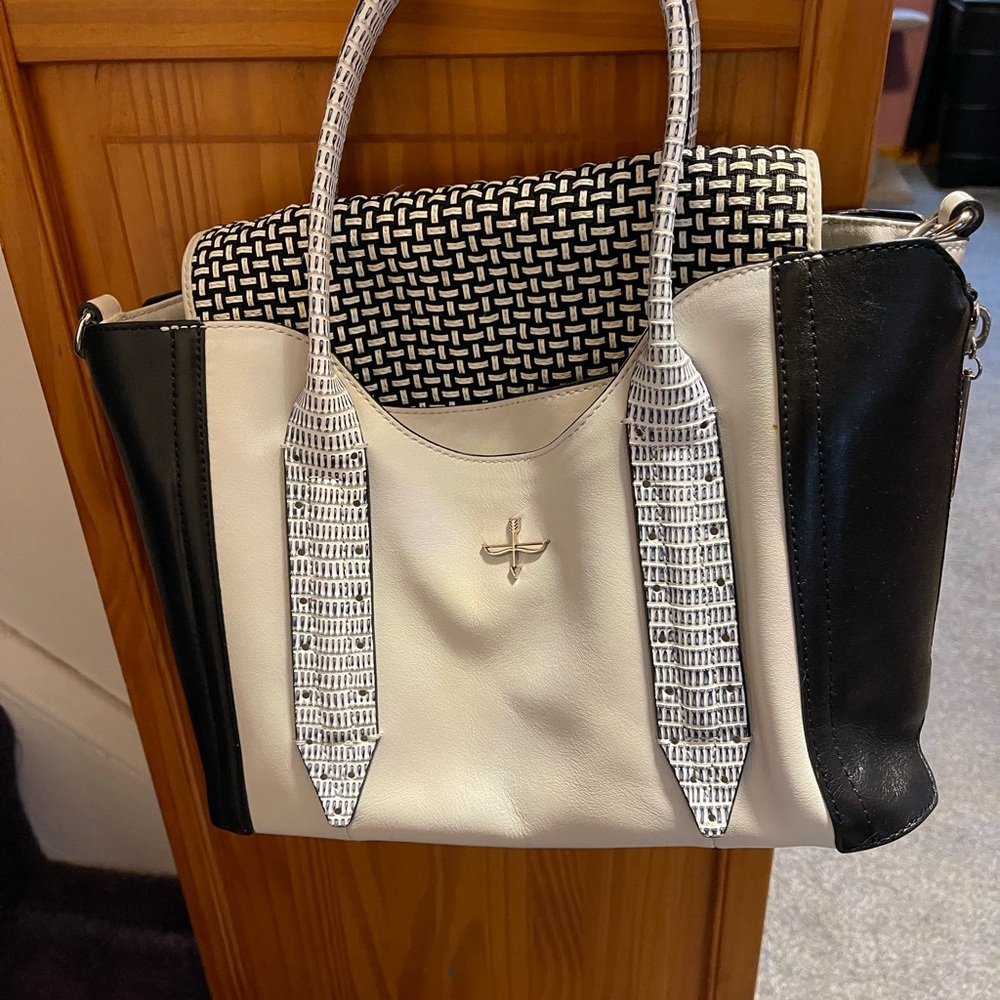 Pour La Victorie white and black leather tote